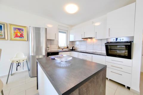 OTOK KRK,OMIŠALJ-villa sa dva stana i bazenom