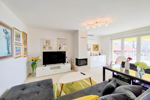 OTOK KRK,OMIŠALJ-villa sa dva stana i bazenom