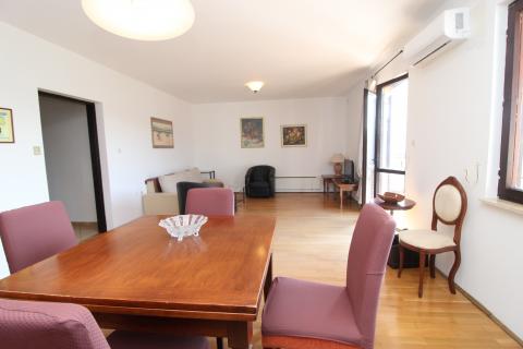 Fažana, kuća sa 4 stambene jedinice