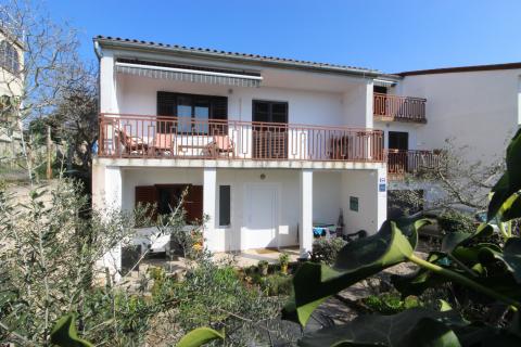 Fažana, kuća sa 4 stambene jedinice