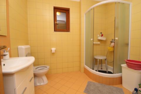 Fažana, kuća sa 4 stambene jedinice