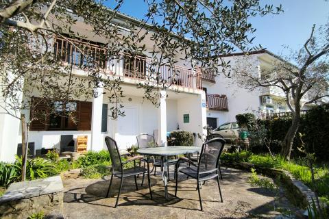 Fažana, kuća sa 4 stambene jedinice