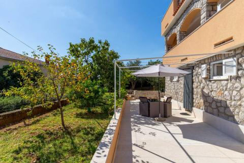 Novi Vinodolski, etaža kuće s dva stana 150 m od mora