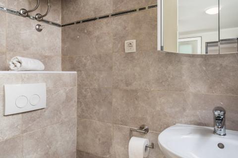 Novi Vinodolski, etaža kuće s dva stana 150 m od mora