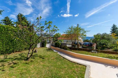 Novi Vinodolski, etaža kuće s dva stana 150 m od mora