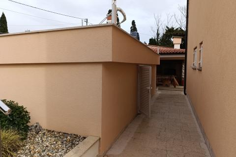 Novi Vinodolski, etaža kuće s dva stana 150 m od mora