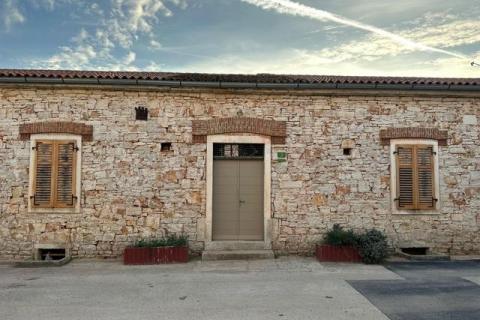 Istra, prekrasna autohtona nekretnina od 560 m2 sa šternom