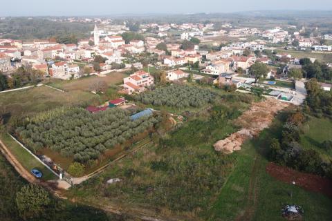 Istra - Kaštelir - građevinska parcela s projektom 750 m2 za izgradnju odmah