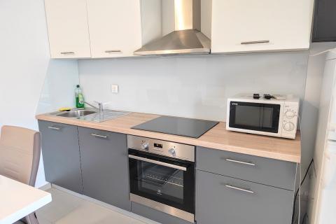 Pag; Novalja - apartman sa pogledom i uključenim parkingom