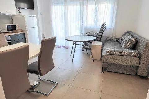 Pag; Novalja - apartman sa pogledom i uključenim parkingom