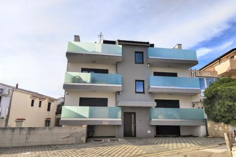 Pag; Novalja - apartman sa pogledom i uključenim parkingom