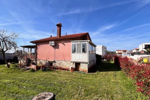 Istra, Novigrad, samostojeća kuća sa velikom okućnicom