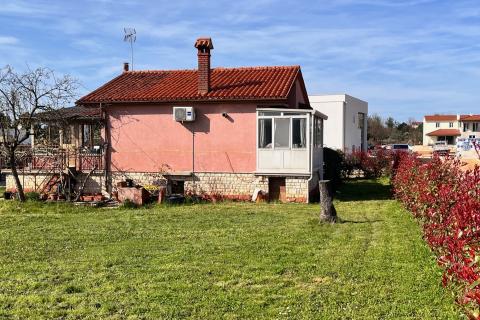 Istra, Novigrad, samostojeća kuća sa velikom okućnicom