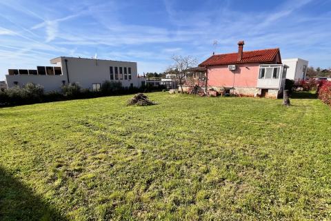 Istra, Novigrad, samostojeća kuća sa velikom okućnicom