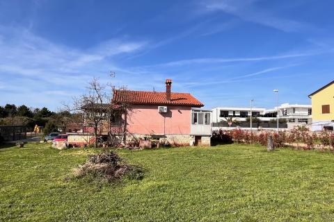 Istra, Novigrad, samostojeća kuća sa velikom okućnicom