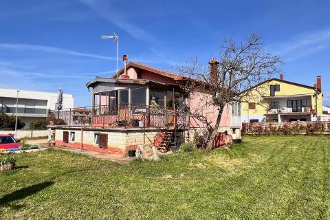 Istra, Novigrad, samostojeća kuća sa velikom okućnicom