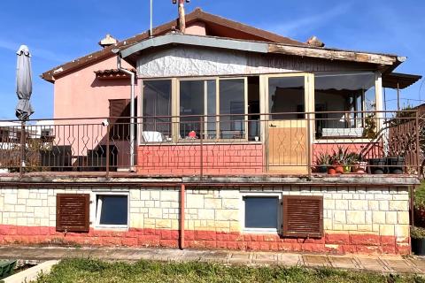 Istra, Novigrad, samostojeća kuća sa velikom okućnicom