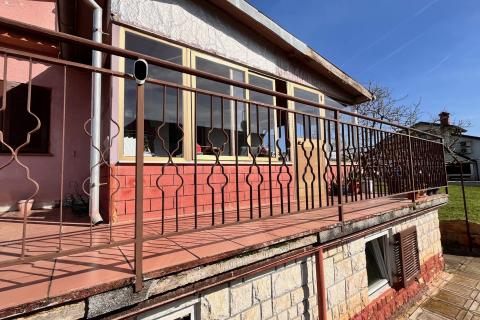 Istra, Novigrad, samostojeća kuća sa velikom okućnicom