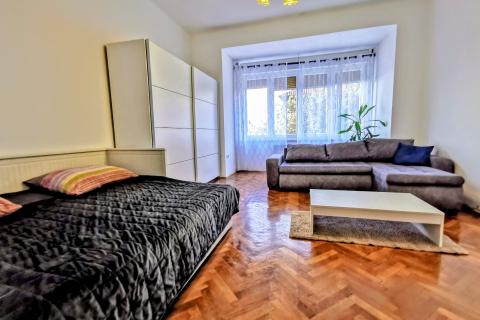 Rijeka, Centar, 3S+DB stan, NAJAM, na drugom katu u zgradi sa liftom