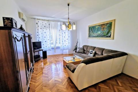 Rijeka, Centar, 3S+DB stan, NAJAM, na drugom katu u zgradi sa liftom