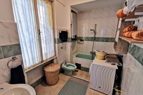 Rijeka, Centar, 3S+DB stan, NAJAM, na drugom katu u zgradi sa liftom