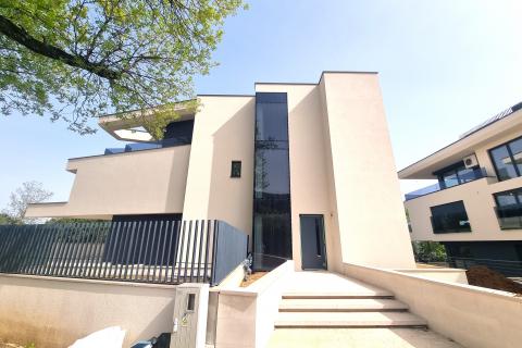 OPATIJA, LOVRAN-  novogradnja,eksluzivna vila sa bazenom, garažom, jacuzzijem, pogledom na more, 150 M OD MORA!!