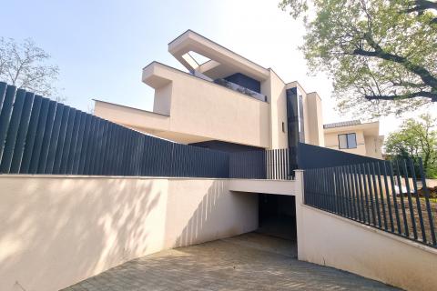 OPATIJA, LOVRAN-  novogradnja,eksluzivna vila sa bazenom, garažom, jacuzzijem, pogledom na more, 150 M OD MORA!!