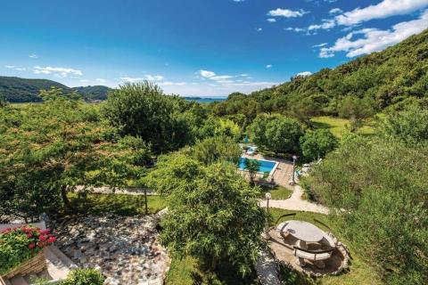 Otok Rab, samostojeća kuća s bazenom na posjedu od 1280 m2