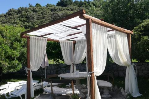 Otok Rab, samostojeća kuća s bazenom na posjedu od 1280 m2