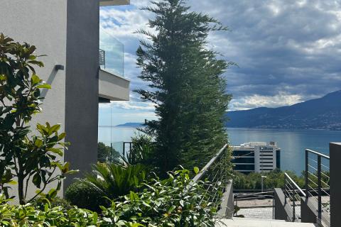 OPATIJA,COSTABELLA- NOVOGRADNJA, stan s garažom i pogledom na more, 250 m od mora