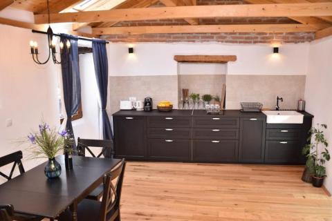 Rovinj – Haus mit 2 Wohnungen und Geschäftsräumen in der Straße Grisia.