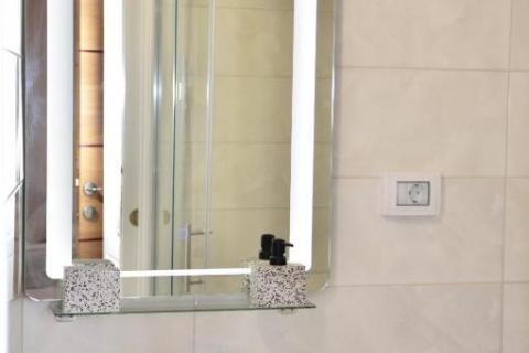 Rovinj – Haus mit 2 Wohnungen und Geschäftsräumen in der Straße Grisia.