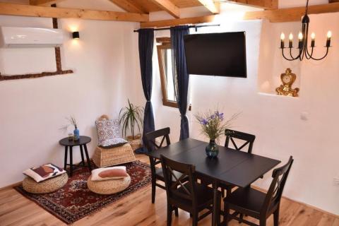 Rovinj – Haus mit 2 Wohnungen und Geschäftsräumen in der Straße Grisia.