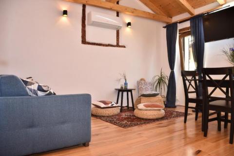 Rovinj – Haus mit 2 Wohnungen und Geschäftsräumen in der Straße Grisia.