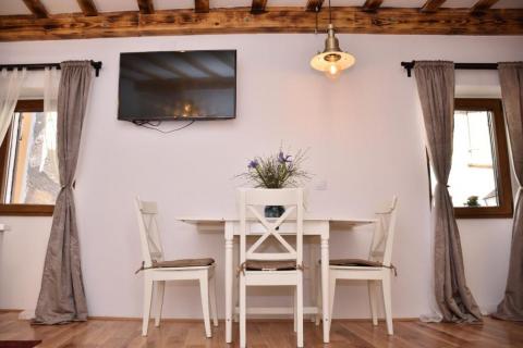 Rovinj – Haus mit 2 Wohnungen und Geschäftsräumen in der Straße Grisia.