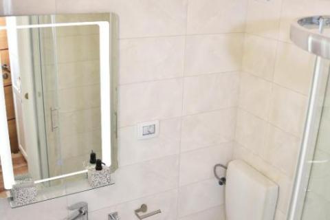 Rovinj – Haus mit 2 Wohnungen und Geschäftsräumen in der Straße Grisia.