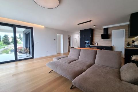 OPATIJA,COSTABELLA- NOVOGRADNJA, stan s garažom i pogledom na more, 250 m od mora