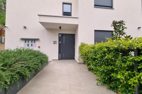 OPATIJA,COSTABELLA- NOVOGRADNJA, stan s garažom i pogledom na more, 250 m od mora