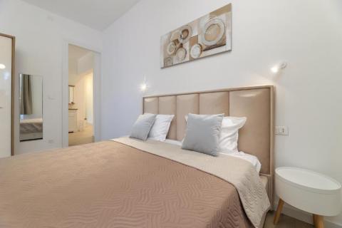 OPATIJA,VOLOSKO- luksuzan stan, 1. red do mora