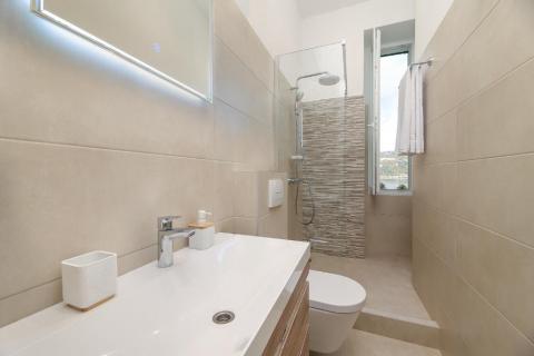 OPATIJA,VOLOSKO- luksuzan stan, 1. red do mora