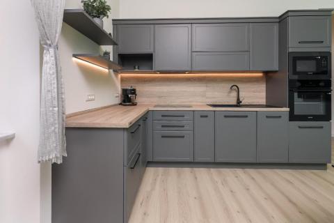 OPATIJA,VOLOSKO- luksuzan stan, 1. red do mora