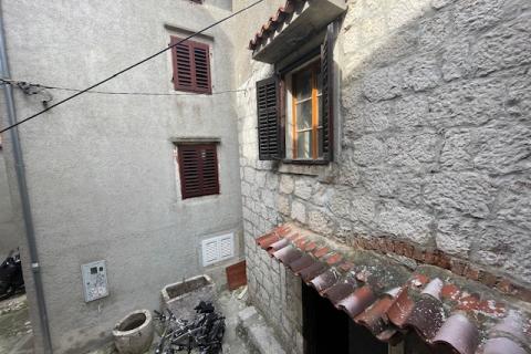 Cres,Grad Cres, autohtona kuća 65 m2, 150 m od gradske rive