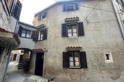 Cres,Grad Cres, autohtona kuća 65 m2, 150 m od gradske rive