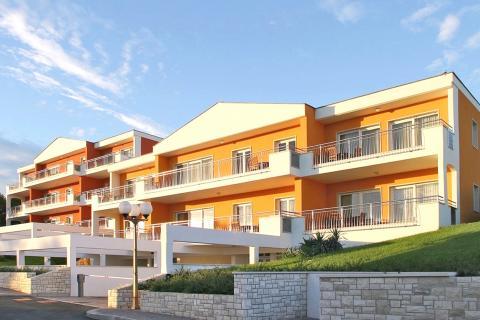 Istra, Umag - apartman prizemlje, terasa, lift, pogled more, plaža, bazen, golf