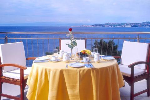 Istra, Umag - apartman prizemlje, terasa, lift, pogled more, plaža, bazen, golf