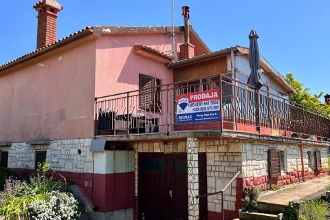 Istra, Novigrad, samostojeća kuća sa velikom okućnicom