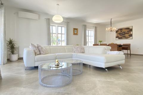 Дом Malinska, Malinska-Dubašnica, 1.000m2