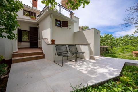 Draga Bašćanska - uređena kamena kuća u nizu s okućnicom