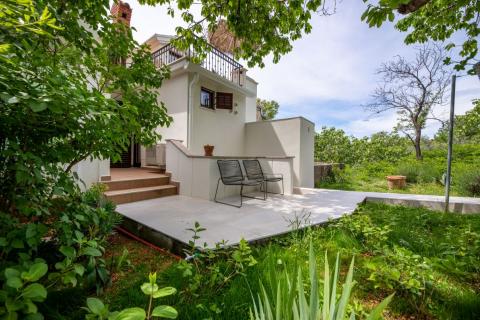 Draga Bašćanska - uređena kamena kuća u nizu s okućnicom