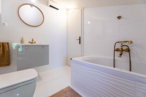 Draga Bašćanska - uređena kamena kuća u nizu s okućnicom